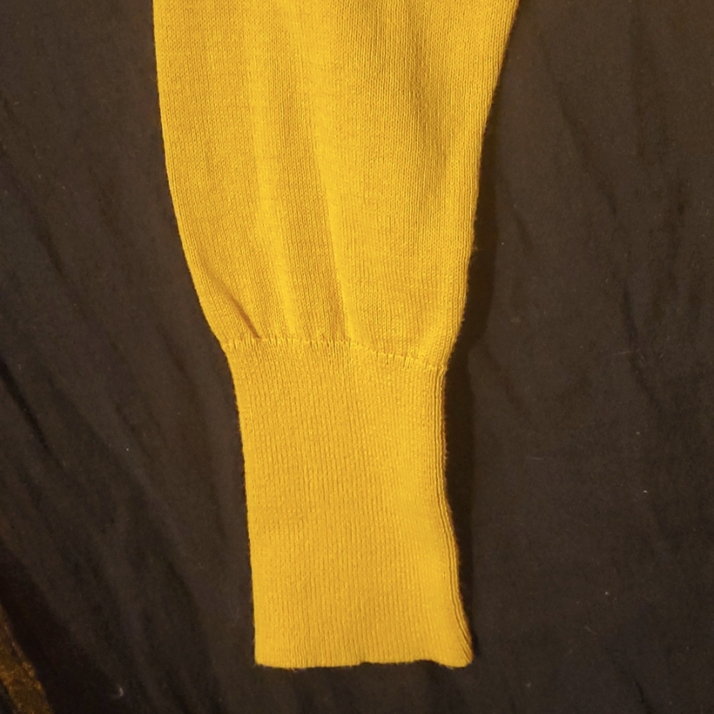 NWOT 💛 Tahari Sweater - Picture 5 of 10